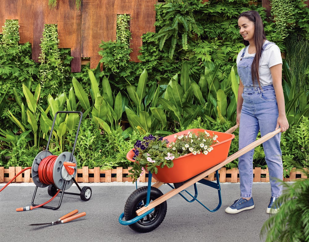 Carrinho de Mão Tramontina com Caçamba Funda Plástica Laranja 55 L, Braço de Madeira e Pneu com Câmara