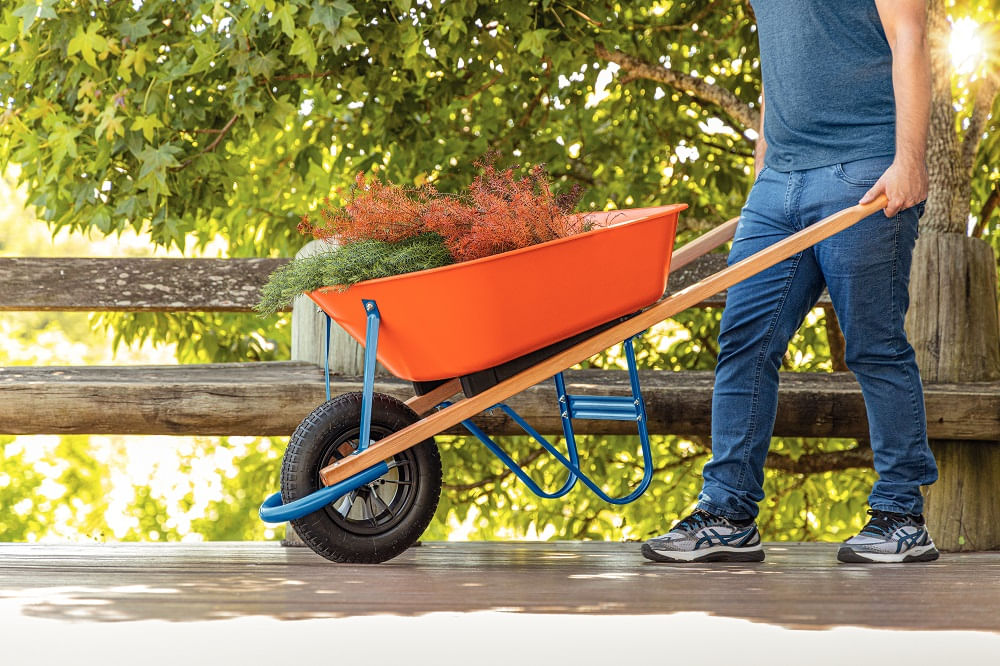 Carrinho de Mão Tramontina com Caçamba Funda Plástica Laranja 55 L, Braço de Madeira e Pneu com Câmara